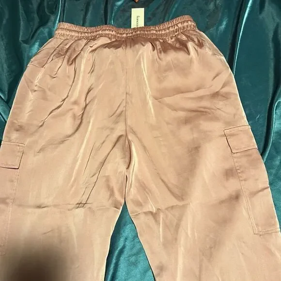 New Francesca’s light pink large satin pants with pockets - Picture 3 of 4